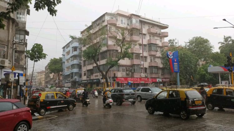 1 BHK Semi Furnished in Ruki Mahal , Colaba